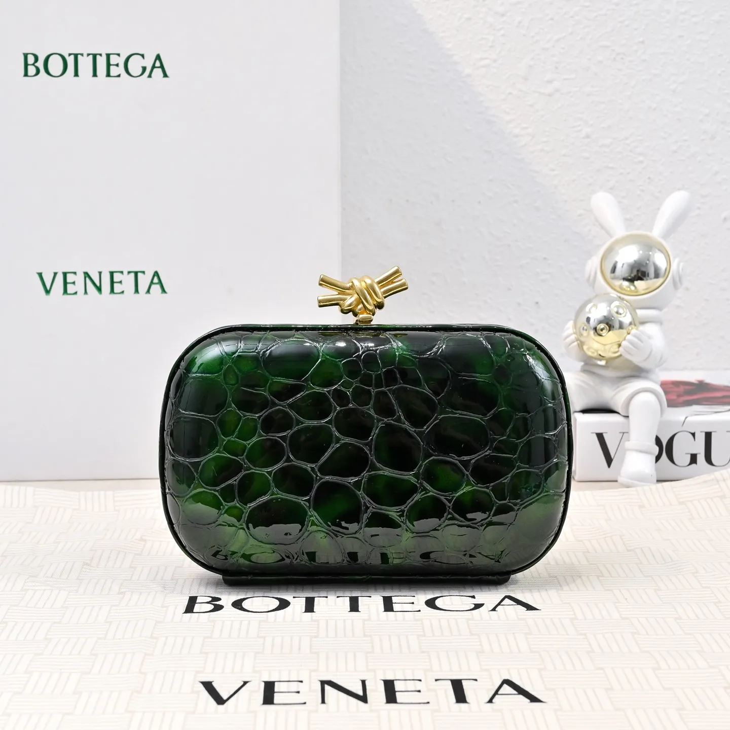 Batch 1560 #BV Knot pearlescent crocodile pattern evening bag series 🐊 Each bag reveals exquisiteness and elegance. It is made of crocodile leather with knot buckle. The leather feels super good and is unforgettable. 🐊 Crocodile pattern is a classic among classics. It looks high-end whenever you take it out ⭐️ The design is small and exquisite, low-key without logo, elegant and generous. Holding it in your hand or hanging it on your wrist will make you look more elegant and charming [Fireworks] Model: 717622 Size: 20x12x5.5